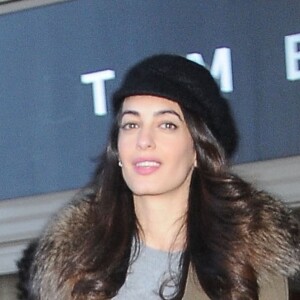 Amal Alamuddin-Clooney, enceinte et vêtue d'un manteau Adam Lippes et d'un pull Alberta Ferretti à l'aéroport à Los Angeles le 27 janvier 2017.