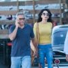 Amal Clooney, vêtue d'un pull Pepa Pombo (pré-collection automne 2016), d'un jean évasé alice + olivia et portant un sac à franges TALA by Tala Alamuddin, et son mari George Clooney sur le tournage de 'Suburbicon' à Los Angeles, Californie, le 20 octobre 2016.