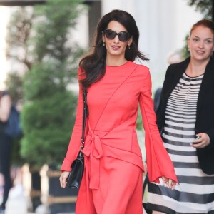 Amal Clooney à New York, porte une robe (pré-collection printemps 2017) et un sac Proenza Schouler, et des chaussures Paul Andrew. Le 22 septembre 2016.