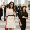 L'avocate Amal Clooney, vêtue d'une robe en laine et soie Gucci, et Nadia Murad Basee Taha se rendent au siège de l'ONU à New York. Le 16 septembre 2016.