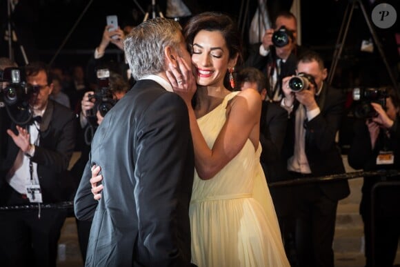 George Clooney et sa femme Amal Alamuddin Clooney (bijoux Cartier) - Descente des marches du film "Money Monster" lors du 69e Festival International du Film de Cannes. Le 12 mai 2016. © Dominique Jacovides- Cyril Moreau/Bestimage