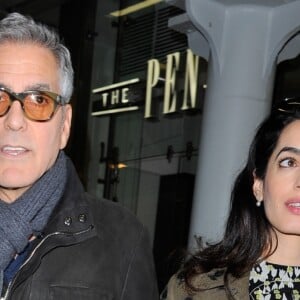 George Clooney et sa femme Amal Alamuddin (enceinte) arrivent à Londres par l'Eurostar le 26 février 2017.