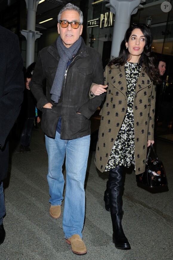 George Clooney et sa femme Amal Alamuddin (enceinte) arrivent à Londres par l'Eurostar le 26 février 2017.