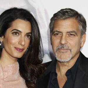 George Clooney et sa femme Amal Alamuddin Clooney - Avant-première du film "Our Brand Is Crisis" au TCL Chinese Theater à Hollywood, le 26 octobre 2015.