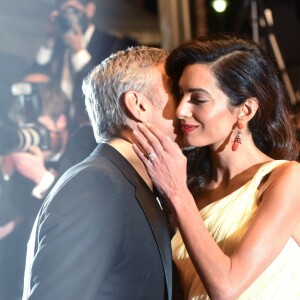 George Clooney et sa femme Amal Alamuddin Clooney (bijoux Cartier) - Descente des marches du film "Money Monster" lors du 69e Festival International du Film de Cannes. Le 12 mai 2016. © Giancarlo Gorassini/Bestimage