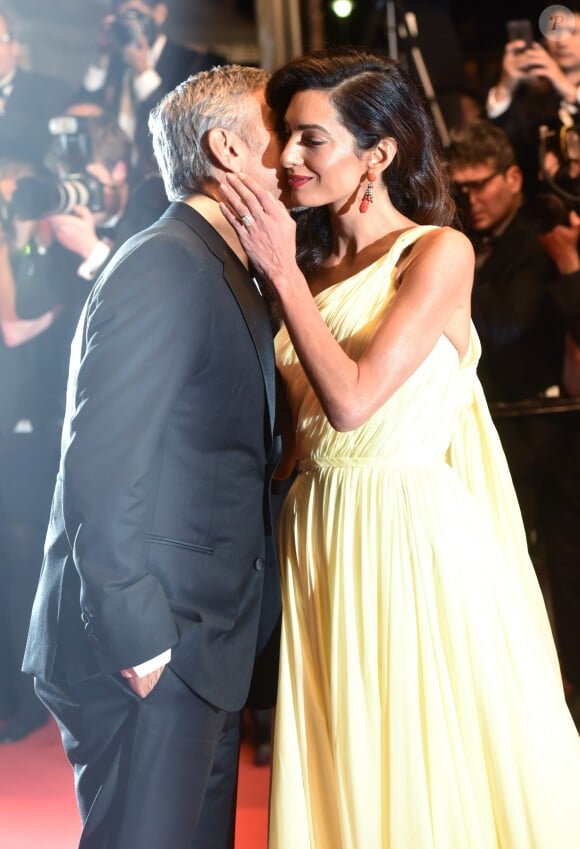 George Clooney et sa femme Amal Alamuddin Clooney (bijoux Cartier) - Descente des marches du film "Money Monster" lors du 69e Festival International du Film de Cannes. Le 12 mai 2016. © Giancarlo Gorassini/Bestimage