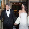 George Clooney (montre Omega) et sa femme Amal Alamuddin-Clooney (enceinte) quittent leur hôtel L'Hôtel pour se rendre à la cérémonie des César à Paris, le 24 février 2017.