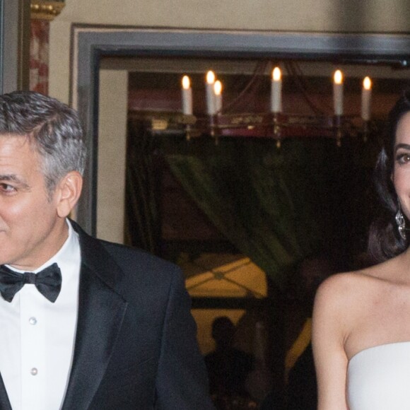 George Clooney (montre Omega) et sa femme Amal Alamuddin-Clooney (enceinte) quittent leur hôtel L'Hôtel pour se rendre à la cérémonie des César à Paris, le 24 février 2017.