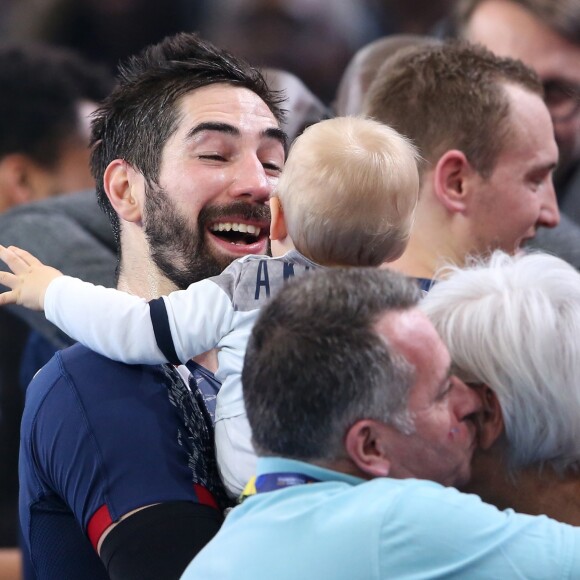 Nikola Karabatic rejoint sa compagne Géraldine Pillet, son fils Alek et sa mère Radmila après le match de demi-finale du 25th mondial de handball, France - Slovénie à l'AccorHotels Arena à Paris, France, le 26 janvier 2017. © Cyril Moreau/Bestimage