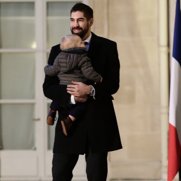 Nikola Karabatic et son fils Alek lors de la réception de l'équipe des France de Handball, championne du monde, au palais de l'Elysée à Paris, le 30 janvier 2017, au lendemain de sa victoire en finale de la coupe du monde contre l'équipe de la Norvège. © Stéphane Lemouton/Bestimage