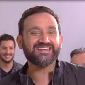 Cyril Hanouna "embrasse" Matthieu Delormeau dans Touche pas à mon poste sur C8 le 8 juin 2017.