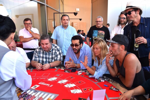 Jonathan Cohen, second à gauche, Enora Malagré, et Sébastien Thoen, debout, en arrière plan, - Le groupe Partouche inaugure le premier casino en plein air d'Europe (PLEINAIR Casino) à La Ciotat, France, le 8 juin 2017. © Bruno Bebert/bestimage. 08/06/2017 - La Ciotat