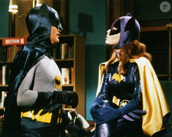 Adam West dans la peau de Batman, Yvonne Craig est Batgirl (image de la série Batman) en 1967