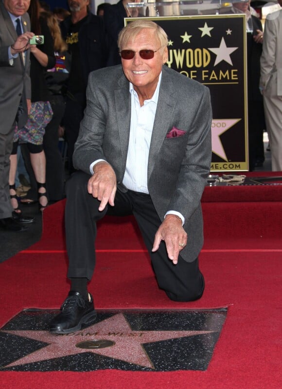 Adam West recevant son étoile sur le Walk of Fame à Hollywood en 2012