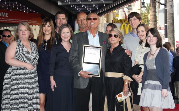 Adam West recevant son étoile sur le Walk of Fame à Hollywood en 2012