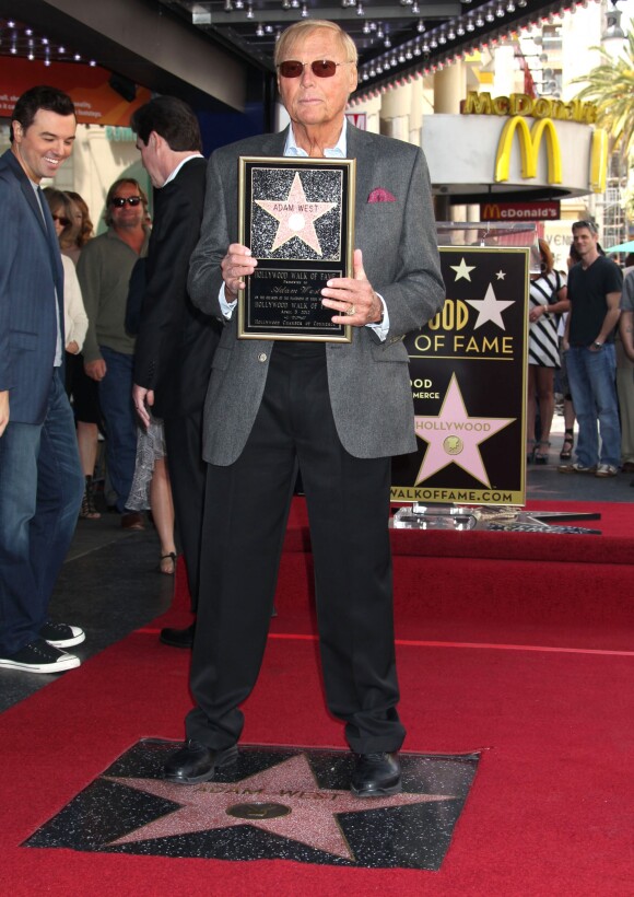 Adam West recevant son étoile sur le Walk of Fame à Hollywood en 2012