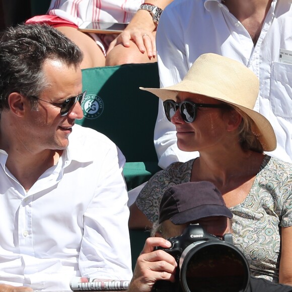 Arthur Sadoun et Anne Sophie Lapix dans les tribunes lors des Internationaux de France de Roland-Garros à Paris le 10 juin 2017. © Jacovides - Moreau / Bestimage