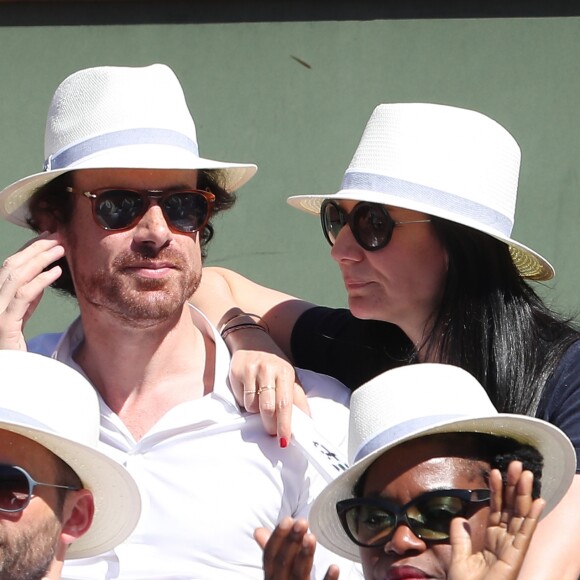 Marie Drucker et Mathias Vicherat dans les tribunes lors des Internationaux de France de Roland-Garros à Paris. Le 10 juin 2017. © Jacovides - Moreau / Bestimage