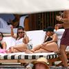 Kourtney Kardashian profite d'un après-midi ensoleillé à la piscine de l'hôtel W South Beach. Miami, le 11 juin 2017.