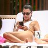 Kourtney Kardashian profite d'un après-midi ensoleillé à la piscine de l'hôtel W South Beach. Miami, le 11 juin 2017.