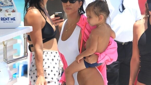 Kourtney Kardashian : Sexy mama à Miami, inséparable de son fils Reign