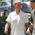 Justin Bieber se balade avec un ami dans les rues de Los Angeles, le 28 avril 2017.