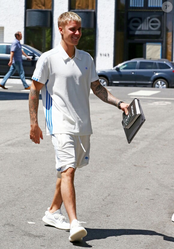 Justin Bieber se balade avec un ami dans les rues de Los Angeles, le 28 avril 2017.