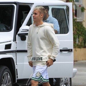 Justin Bieber va déjeuner au restaurant Il Pastaio à Beverly Hills, le 25 avril 2017.