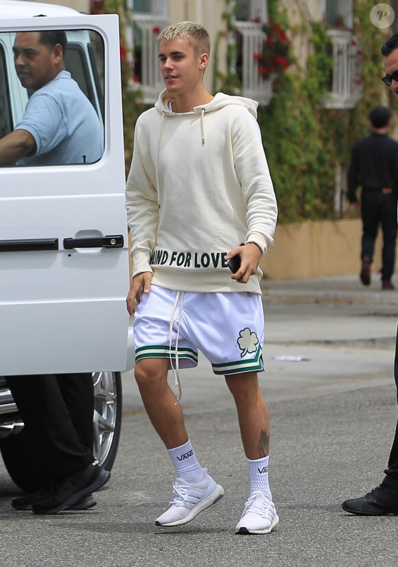 Justin Bieber va déjeuner au restaurant Il Pastaio à Beverly Hills, le 25 avril 2017.