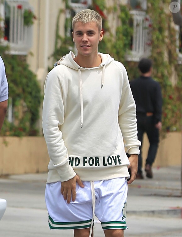 Justin Bieber va déjeuner au restaurant Il Pastaio à Beverly Hills, le 25 avril 2017.
