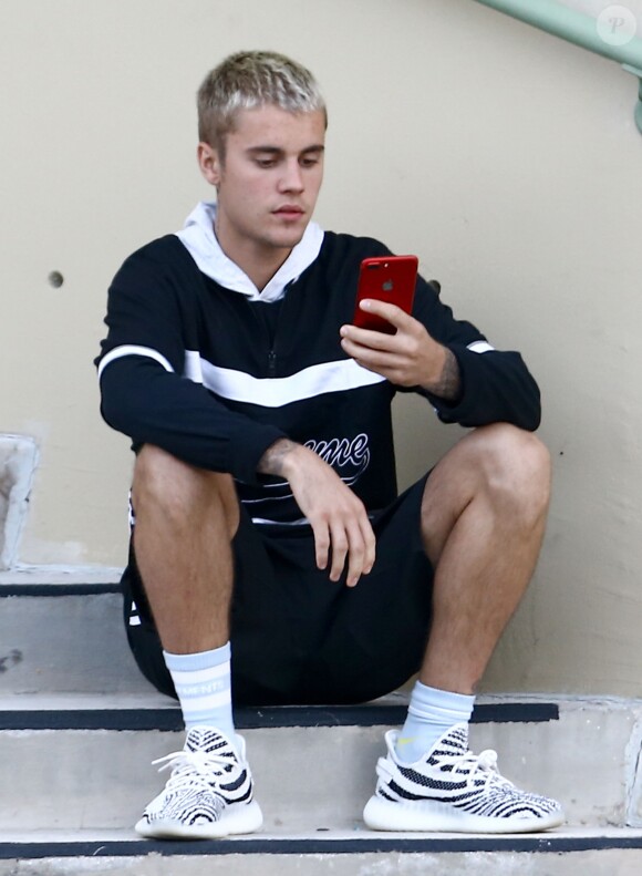 Exclusif - Justin Bieber arrive en compagnie d'un groupe d’amis en jet privé à l’aéroport de Miami, le 16 avril 2017.