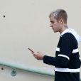 Exclusif - Justin Bieber arrive en compagnie d'un groupe d’amis en jet privé à l’aéroport de Miami, le 16 avril 2017.