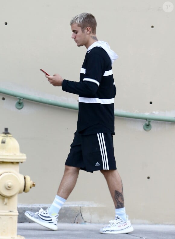 Exclusif - Justin Bieber arrive en compagnie d'un groupe d’amis en jet privé à l’aéroport de Miami, le 16 avril 2017.