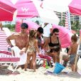 Kourtney Kardashian et Hailey Baldwin se relaxent sur la plage à Miami le 12 juin 2017 © CPA/Bestimage
