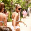 Kourtney Kardashian et Hailey Baldwin se relaxent sur la plage à Miami le 12 juin 2017 © CPA/Bestimage