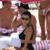 Kourtney Kardashian et Hailey Baldwin se relaxent sur la plage à Miami le 12 juin 2017 © CPA/Bestimage