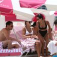 Kourtney Kardashian et Hailey Baldwin se relaxent sur la plage à Miami le 12 juin 2017 © CPA/Bestimage