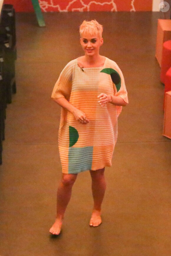 Katy Perry célèbre la sortie de son nouvel album "Witness". Pour l'occasion, Katy Perry, en compagnie de Sia, Anna Kendrick, Mia Moretti, Dita Von Tease, Cleo Wade à organisé un dîner depuis sa "Witness House". A Los Angeles le 9 juin 2017