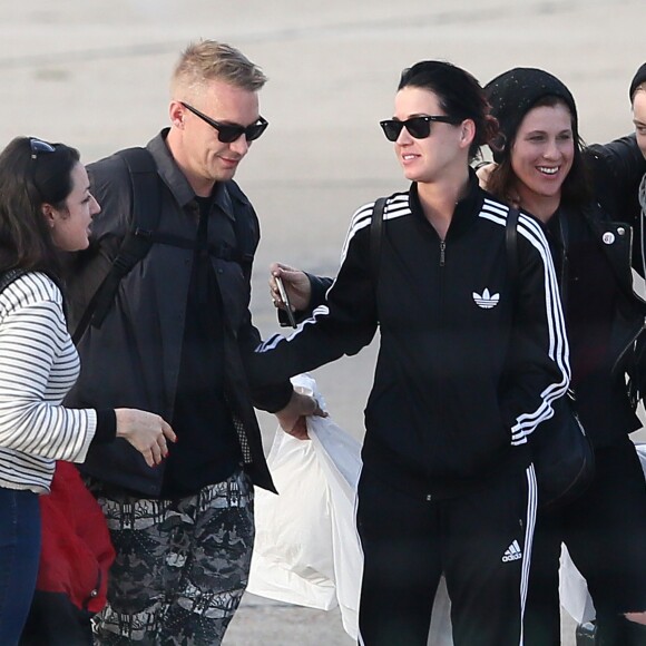 Exclusif - Katy Perry arrive avec son compagnon Dj Diplo (Wesley Pentz), ses amis et des membres de sa famille ( 70 personnes au total) en jet privé à l'aéroport du Bourget le 26 octobre 2014, en provenance de Marrakech au Maroc ou elle à fêté son trentième anniversaire.