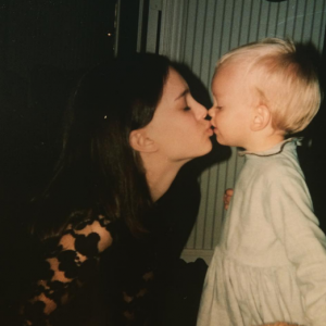 Shanna Besson a posté une adorable photo d'elle bébé en train d'embrasser... Natalie Portman.