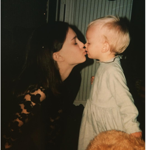 Shanna Besson a posté une adorable photo d'elle bébé en train d'embrasser... Natalie Portman.