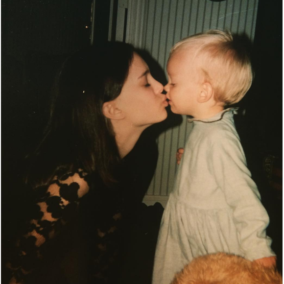 Shanna Besson a posté une adorable photo d'elle bébé en train d'embrasser... Natalie Portman.