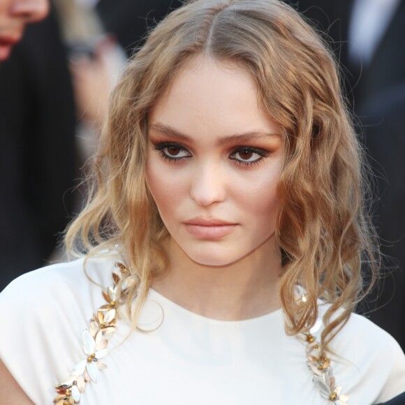 Lily Rose Depp à la montée des marches du film "Les Fantômes d'Ismaël" lors du 70e Festival International du Film de Cannes, le 17 mai 2017. © Denis Guignebourg/Bestimage