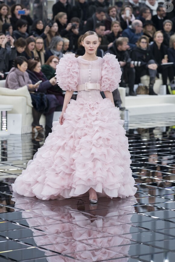 Lily-Rose Depp au 2e défilé de mode Haute-Couture printemps-été 2017 "Chanel" au Grand Palais à Paris le 24 janvier 2017. © Olivier Borde / Bestimage