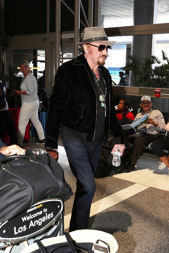 Semi-exclusif - Johnny Hallyday à quitté Los Angeles pour Paris avec sa femme Laeticia, ses filles Jade et Joy, son manager Sébastien Farran, Elyette la grand-mère de sa femme et sa chienne Cheyenne le 29 mai 2017.