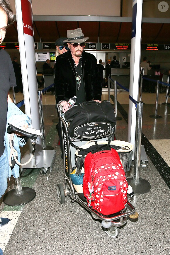 Semi-exclusif - Johnny Hallyday à quitté Los Angeles pour Paris avec sa femme Laeticia, ses filles Jade et Joy, son manager Sébastien Farran, Elyette la grand-mère de sa femme et sa chienne Cheyenne le 29 mai 2017.