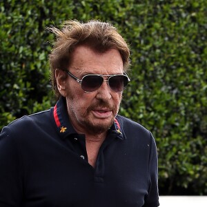 Johnny Hallyday avec sa femme Laeticia, leurs enfants Jade et Joy, Eliette (la grand-mère de Laeticia), Françoise Thibaud (la mère de Laeticia) avec son compagnon Pierre et leurs amis, vont déjeuner au restaurant "Cecconi's" à West Hollywood, pour célébrer leur anniversaire de mariage. Le 25 mars 2017.