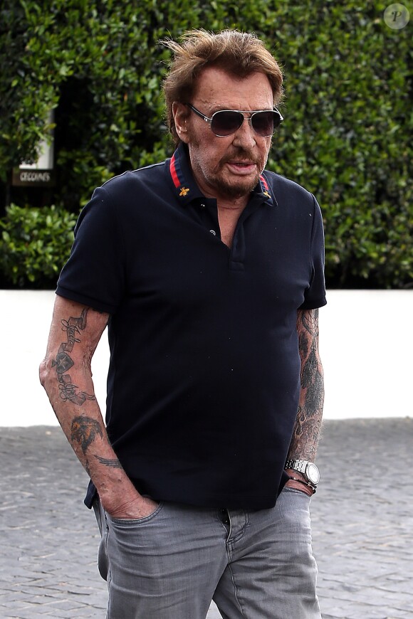 Johnny Hallyday avec sa femme Laeticia, leurs enfants Jade et Joy, Eliette (la grand-mère de Laeticia), Françoise Thibaud (la mère de Laeticia) avec son compagnon Pierre et leurs amis, vont déjeuner au restaurant "Cecconi's" à West Hollywood, pour célébrer leur anniversaire de mariage. Le 25 mars 2017.