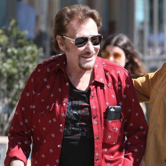 Johnny Hallyday avec sa femme Laeticia, leurs filles Jade et Joy, Marie Poniatowski avec son mari Pierre Rambaldi et leur fille Tess, à Santa Monica, le 1er avril 2017.