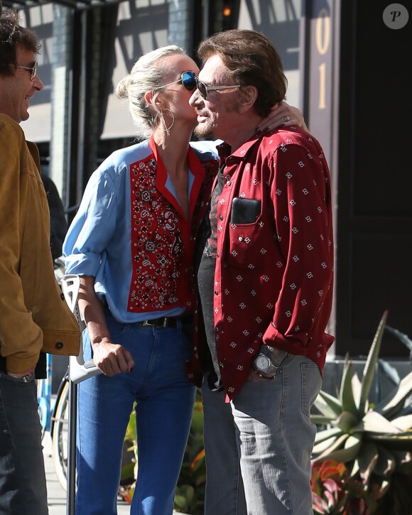 Johnny Hallyday avec sa femme Laeticia, leurs filles Jade et Joy, Marie Poniatowski avec son mari Pierre Rambaldi et leur fille Tess, à Santa Monica, le 1er avril 2017.